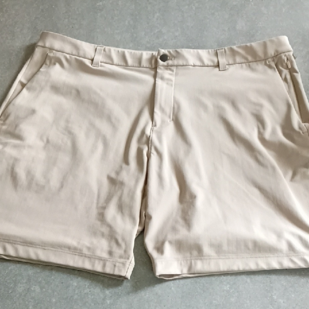 Lululemon Athletica Men's Cream Flat Front Shorts